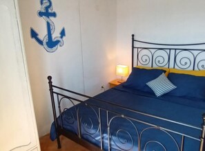 อพาร์ทเมนท์ (Three Bedroom Apartment With Balcony ) | 4 ห้องนอน