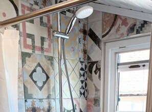 Studio (Studio Apartment With Balcony and Vie) | Badezimmer | Dusche, Handtücher