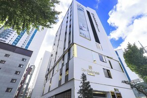 Vista frontal de la propiedad