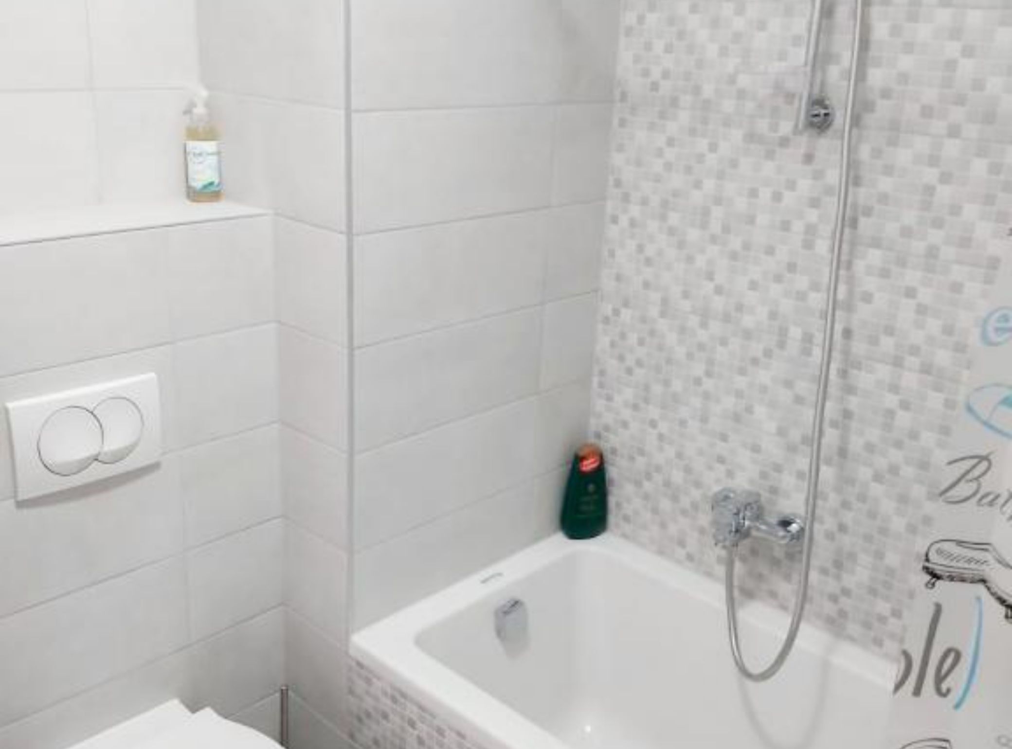 Studio (Studio Apartment With Balcony) | Badkamer | Een douche, handdoeken