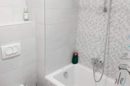Studio (Studio Apartment With Balcony) | Badkamer | Een douche, handdoeken