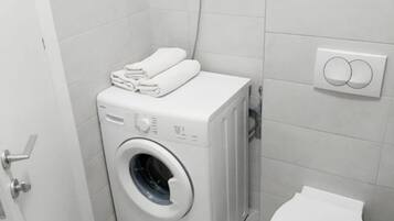 Studio (Studio Apartment With Balcony) | Bathroom | Shower, towels