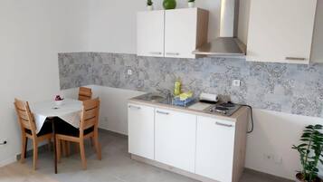 Studio (Studio Apartment With Balcony) | Phòng khách | TV màn hình phẳng 32-inch có truyền hình vệ tinh