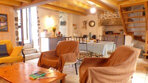 Dining - Traditional Breton house close to the sea (Saint-Pierre-Quiberon)