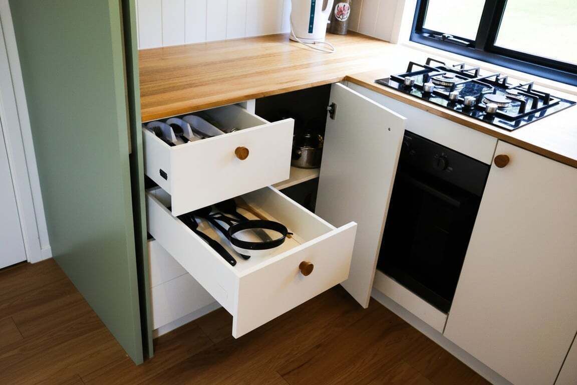 Frigorífico, microondas, horno y placa de cocina