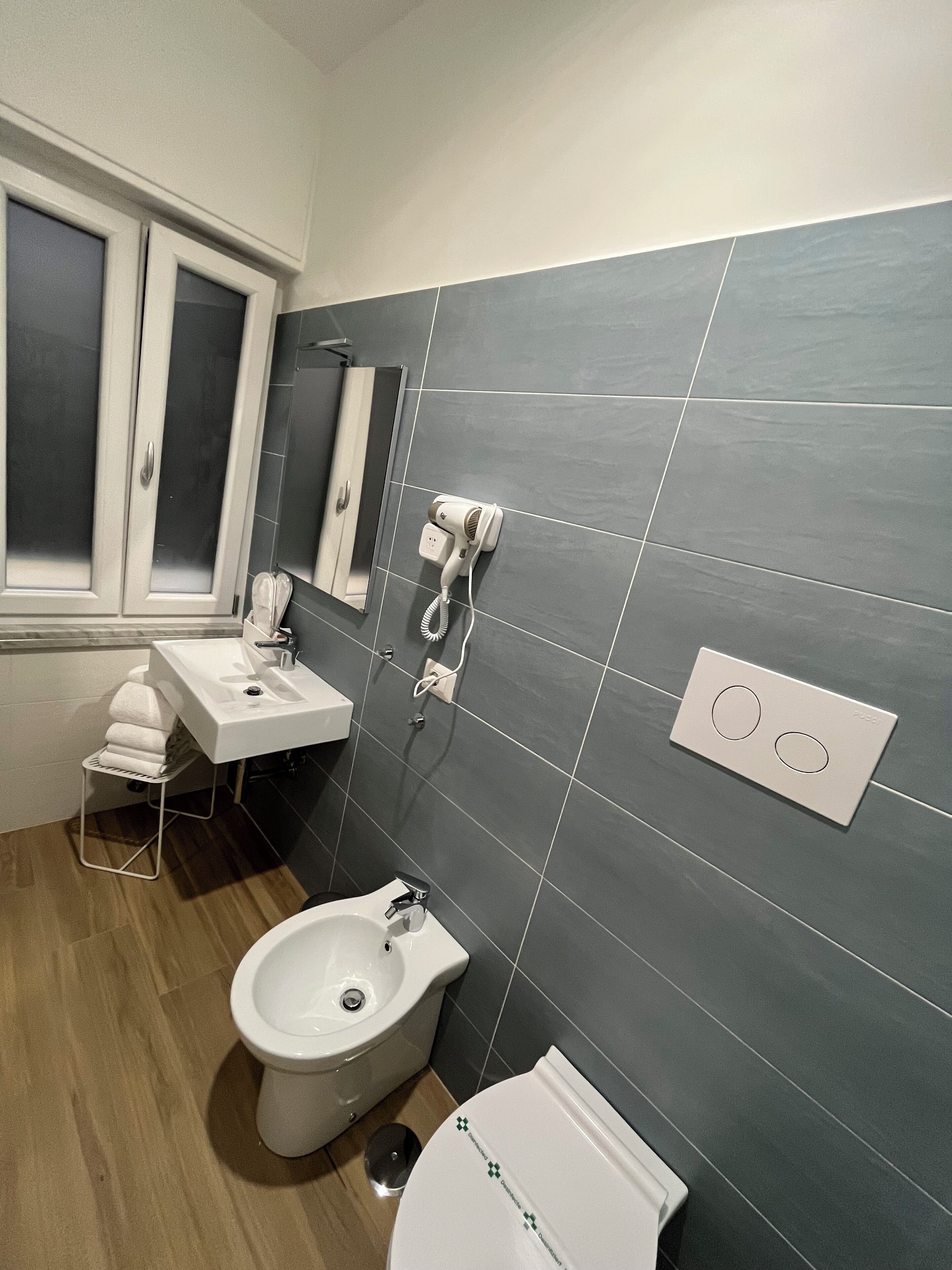 Superior-Vierbettzimmer | Badezimmer | Dusche, Haartrockner, Handtücher, Seife