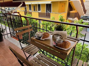 デラックス トリプルルーム バルコニー シティビュー | 屋外ダイニングエリア