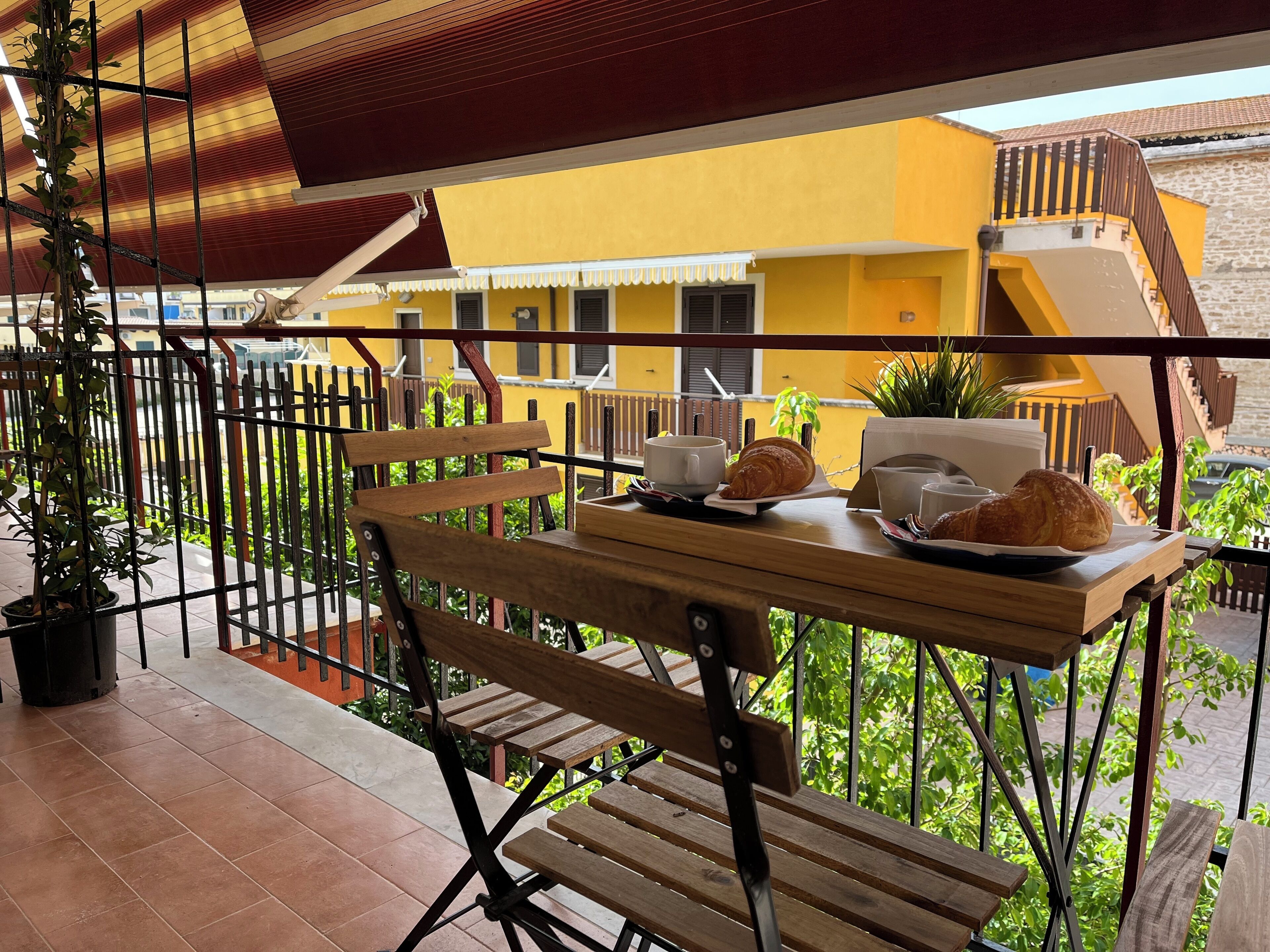 Chambre Quadruple Standard, balcon, vue ville | Restauration extérieure