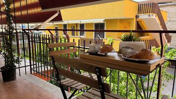 Chambre Quadruple Standard, balcon, vue ville | Restauration extérieure