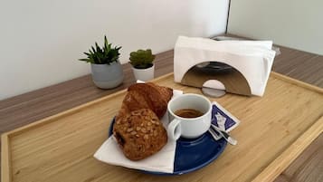 Deluxe-Dreibettzimmer, Balkon, Stadtblick | FrĂŒhstĂŒcksgericht | TĂ€gliches inbegriffenes einheimisches FrĂŒhstĂŒck