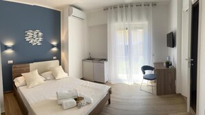 Una camera da letto con un letto, comodini, una scrivania e una sedia.