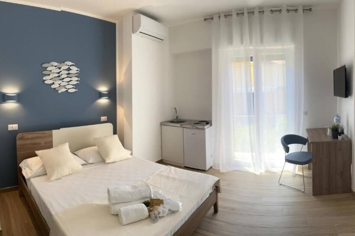 Deluxe driepersoonskamer, balkon, uitzicht op de stad | Een kluis op de kamer, verduisterende gordijnen, gratis wifi