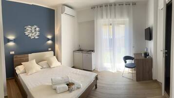 Deluxe Triple Room, Balcony, City View | In-room safe, blackout drapes, free WiFi