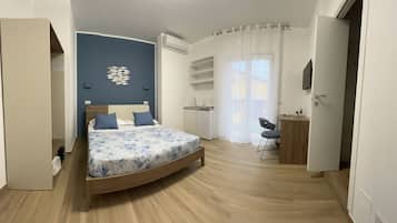 Deluxe-Dreibettzimmer, Balkon, Stadtblick | Zimmersafe, VerdunkelungsvorhÀnge, kostenloses WLAN