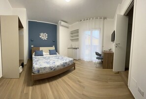 Chambre triple Deluxe, balcon, vue sur la ville | Coffre-fort, rideaux d’obscurcissement, accès au Wi-Fi (inclus)