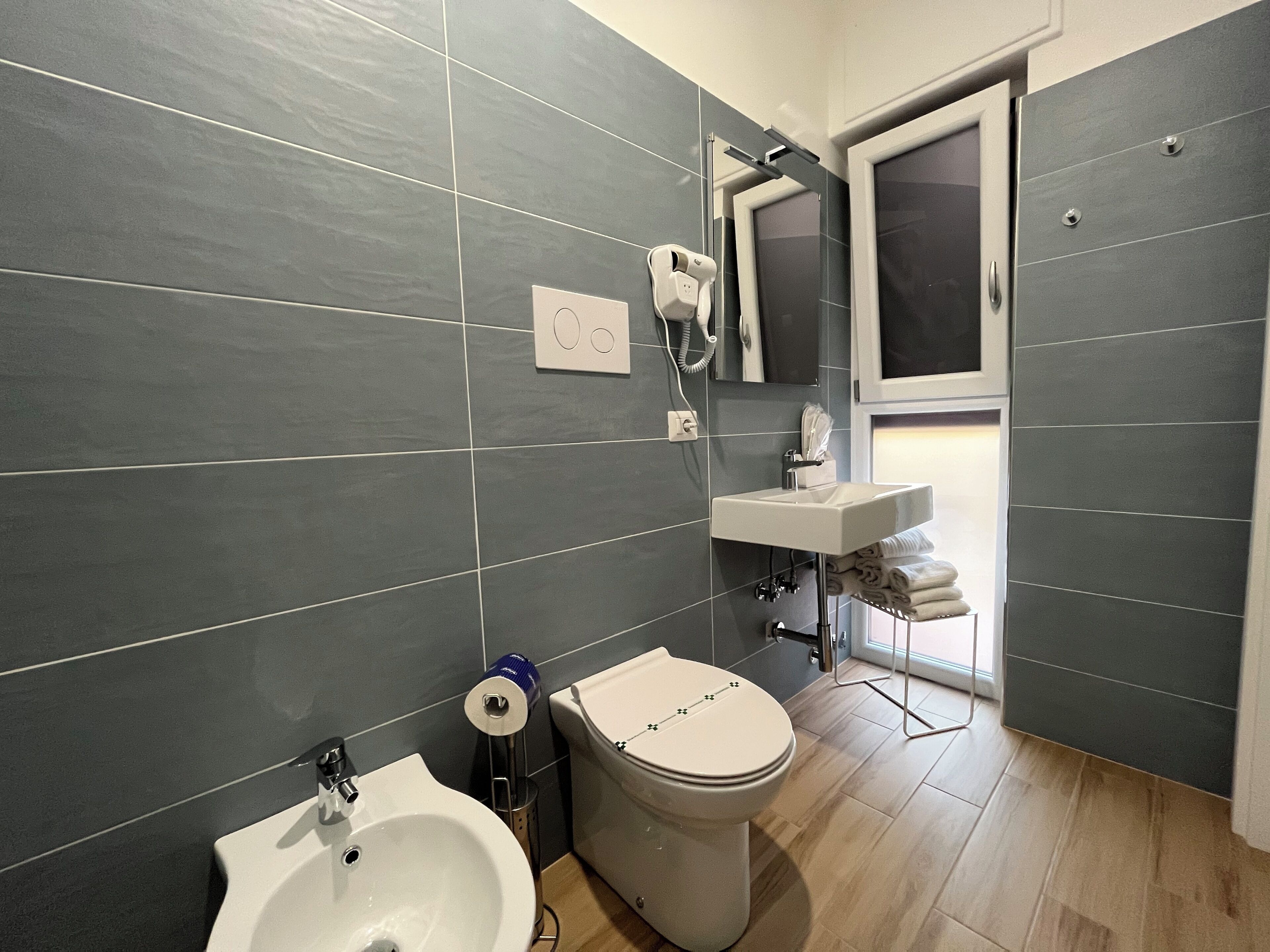 Standard-Vierbettzimmer, Balkon, Stadtblick | Badezimmer