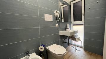 Standard-Vierbettzimmer, Balkon, Stadtblick | Badezimmer