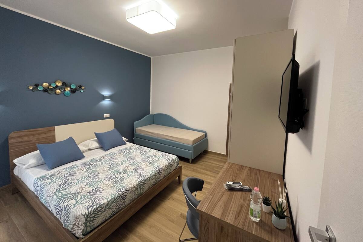 Standaard vierpersoonskamer, balkon, uitzicht op de stad | Een kluis op de kamer, verduisterende gordijnen, gratis wifi
