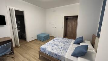 Deluxe-Dreibettzimmer, Balkon, Stadtblick | Zimmersafe, VerdunkelungsvorhÀnge, kostenloses WLAN