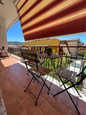 Deluxe Triple Room, Balcony, City View | Outdoor dining - Oltremare Rooms Agropoli (Agropoli)