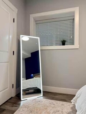 3 bedrooms, iron/ironing board, free WiFi, bed sheets - Modern 3BR w/ Patio + Fireplace | Self Check-in (Mission)