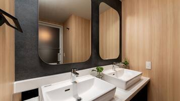 Sky Garden Three-Bedroom Suite | Bathroom | Combined shower/tub, hair dryer, electronic bidet, towels