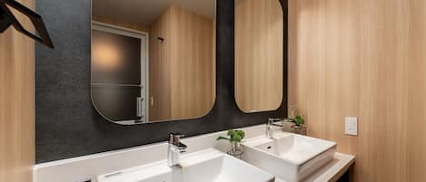 Suite (Sky Garden Three-Bedroom Suite) | Bany | Combinació de dutxa i banyera i assecador de cabells
