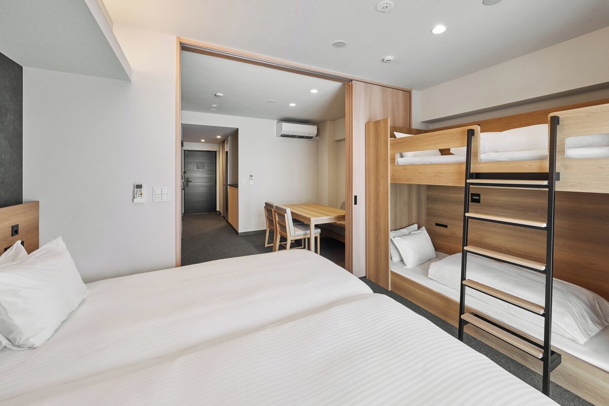 Habitació quàdruple (One-Bedroom Family Apartment) | Cobrellits, caixa forta a l'habitació, wifi gratuïta i roba de llit 