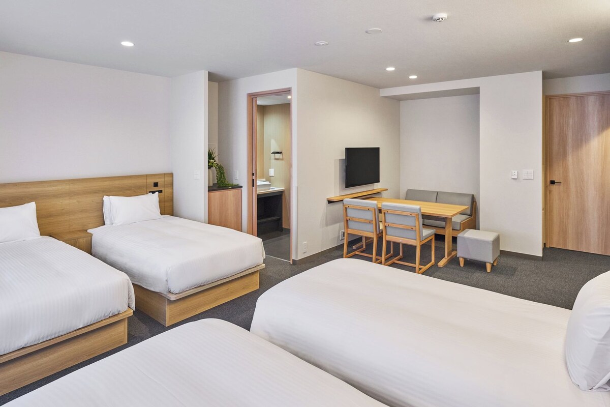 Habitació quàdruple clàssica (Apartment,4 Single-Beds) | Cobrellits, caixa forta a l'habitació, wifi gratuïta i roba de llit 