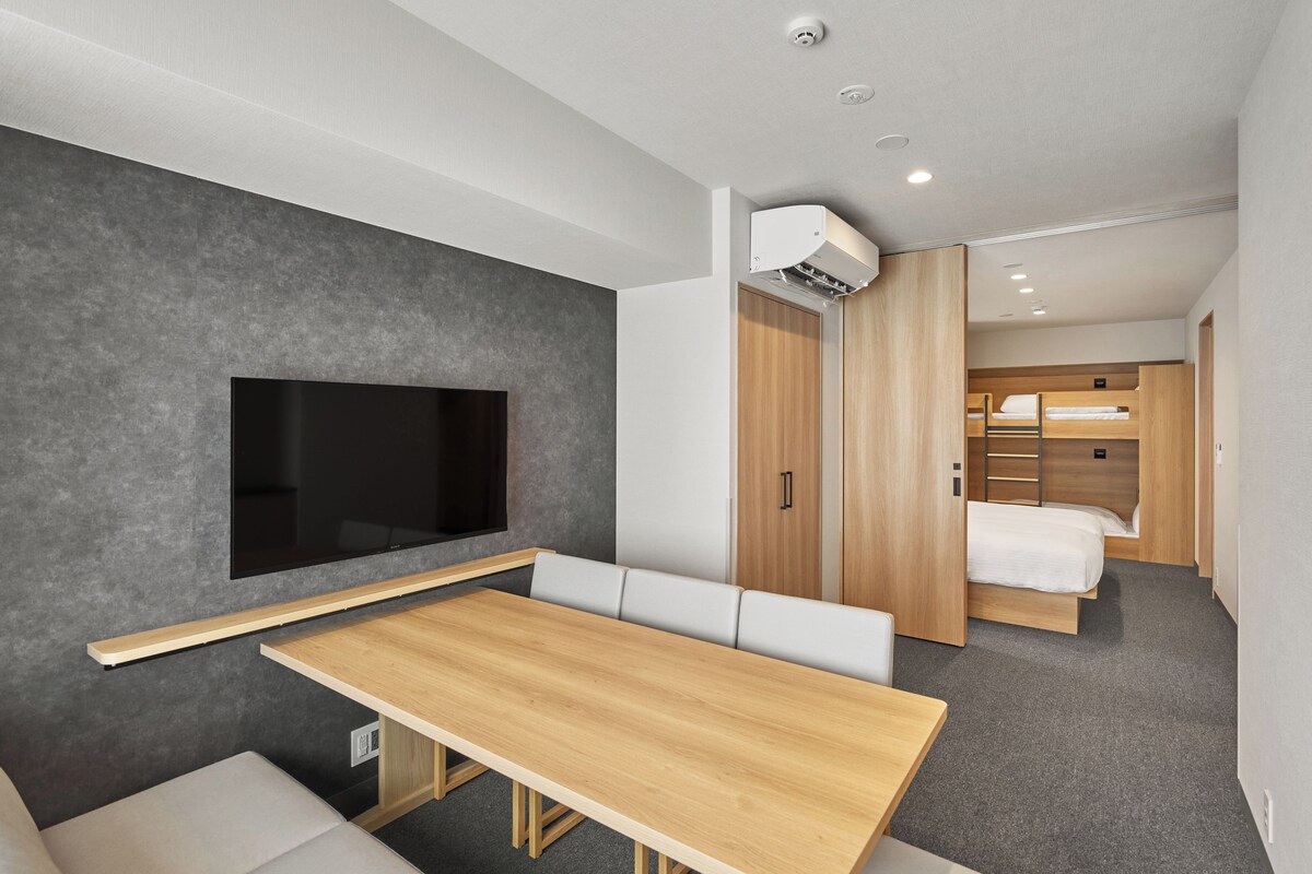 Estudi bàsic (Two-Bedroom Family Apartment) | Cobrellits, caixa forta a l'habitació, wifi gratuïta i roba de llit 
