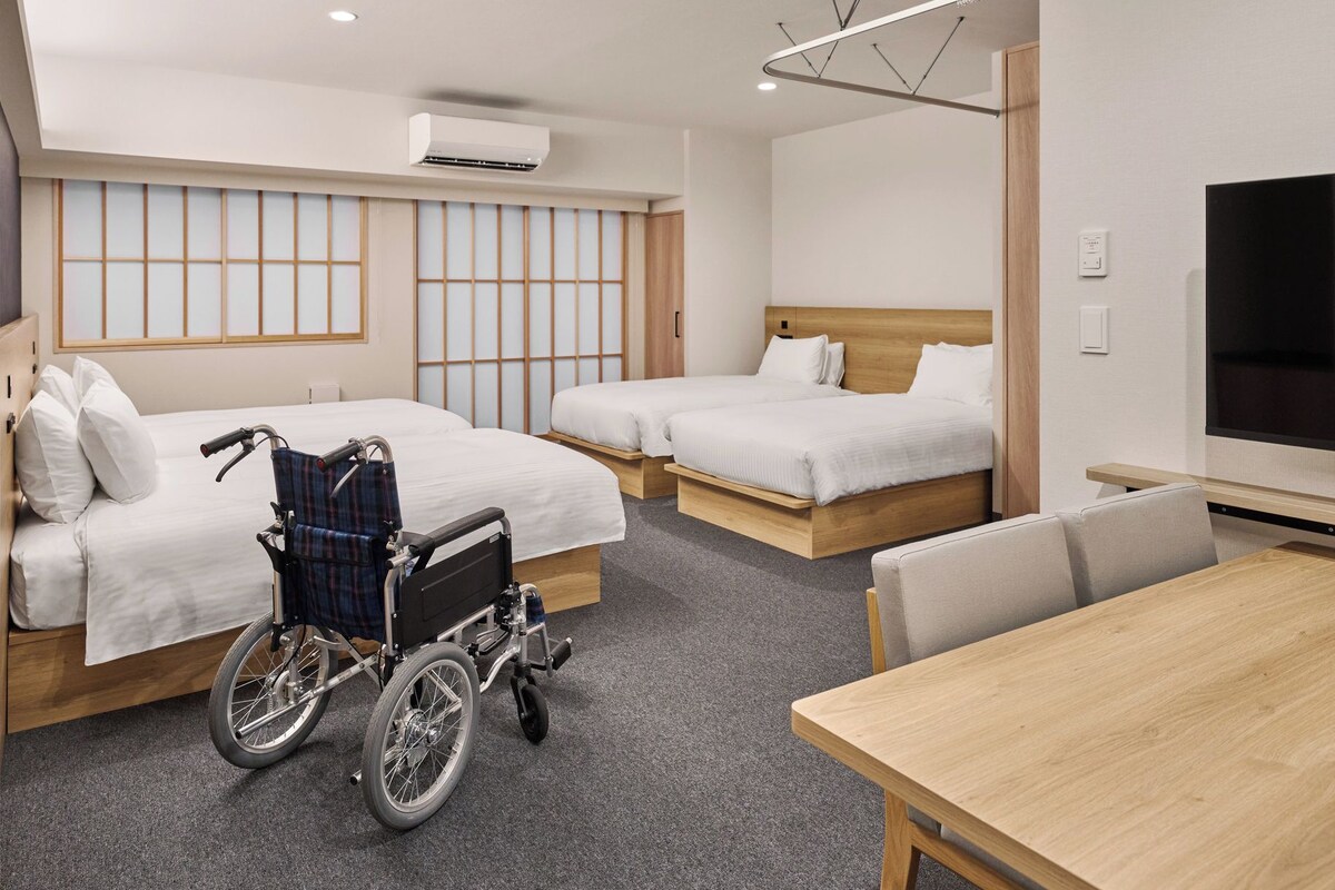 Habitació quàdruple econòmica (Accessible Apartment,4 Single-Beds) | Cobrellits, caixa forta a l'habitació, wifi gratuïta i roba de llit 