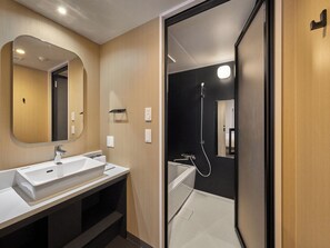Klassieke vierpersoonskamer (Apartment,4 Single-Beds) | Badkamer | Een bad/douchecombinatie, een haardroger