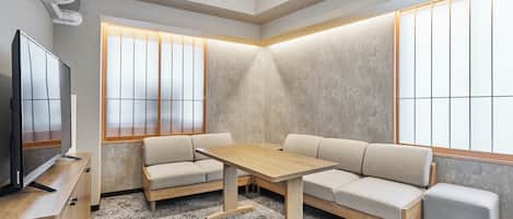 Estudio básico (Two-Bedroom Family Apartment) | Edredones de plumas, caja fuerte, wifi gratis y ropa de cama