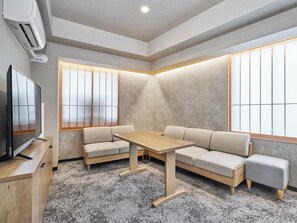 Studio – basic (Two-Bedroom Family Apartment) | Dundyner, safe på rommet, wi-fi (inkludert) og sengetøy