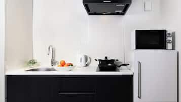 Full-size fridge, microwave, cookware/dishes/utensils, freezer