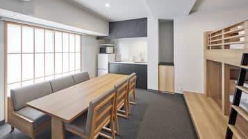 Superior Apartment, Non Smoking (One-Bedroom Family, for 6) | Ruang tamu