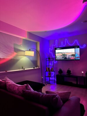 Interior - 2-bedroom condo in cozy Portland with refreshing AC (Portland)