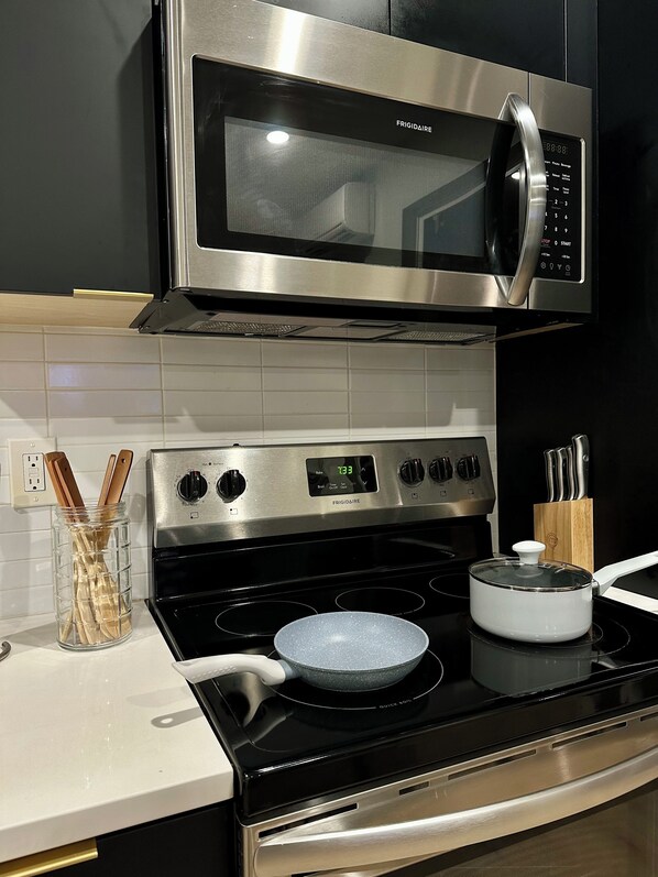 Private kitchen - 2-bedroom condo in cozy Portland with refreshing AC (Portland)