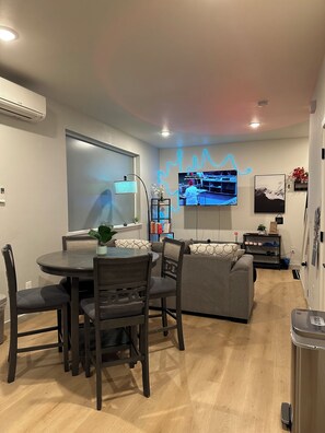 Interior - 2-bedroom condo in cozy Portland with refreshing AC (Portland)