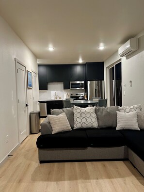 Living area - 2-bedroom condo in cozy Portland with refreshing AC (Portland)