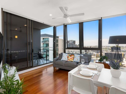 Urban Lifestyle 2BR Apt/ Convenient Location / Free Parking