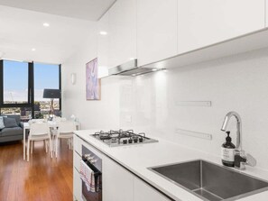 Refrigerador, microondas, horno y parrilla de estufa 