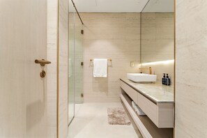 Shower, hair dryer, towels, soap - Contemporary One Bedroom Apartment in JVC (Dubai)