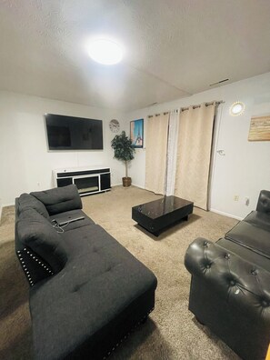 Living area - Spacious2 - bedroom condo in tranquil (Reynoldsburg)