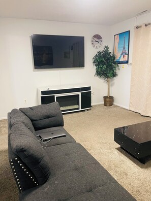 Living area - Spacious2 - bedroom condo in tranquil (Reynoldsburg)