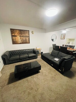 Living area - Spacious2 - bedroom condo in tranquil (Reynoldsburg)