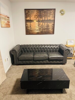 Living area - Spacious2 - bedroom condo in tranquil (Reynoldsburg)
