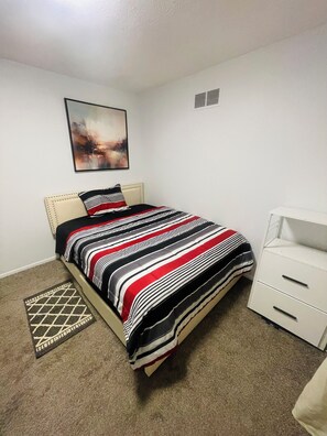 Iron/ironing board, WiFi, bed sheets - Spacious2 - bedroom condo in tranquil (Reynoldsburg)