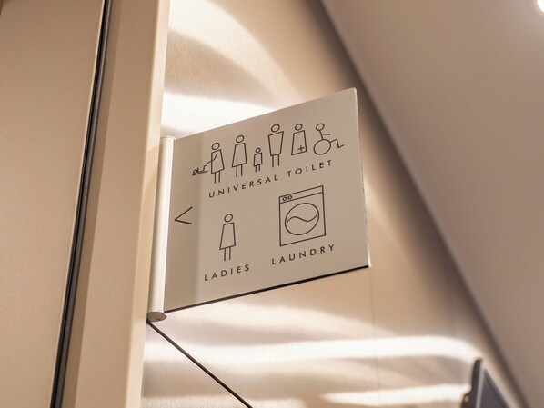 A sign indicating a universal toilet and ladies' laundry facilities. - Toyoko Inn Hamamatsu-eki Minami-guchi (Hamamatsu)