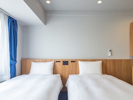Espacio para trabajar con laptop y cortinas blackout